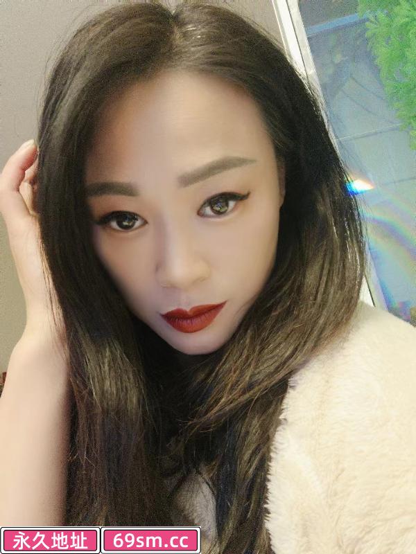 肚脐上的美妇