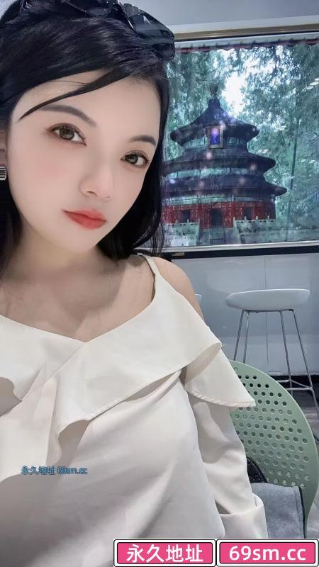 短发气质美女