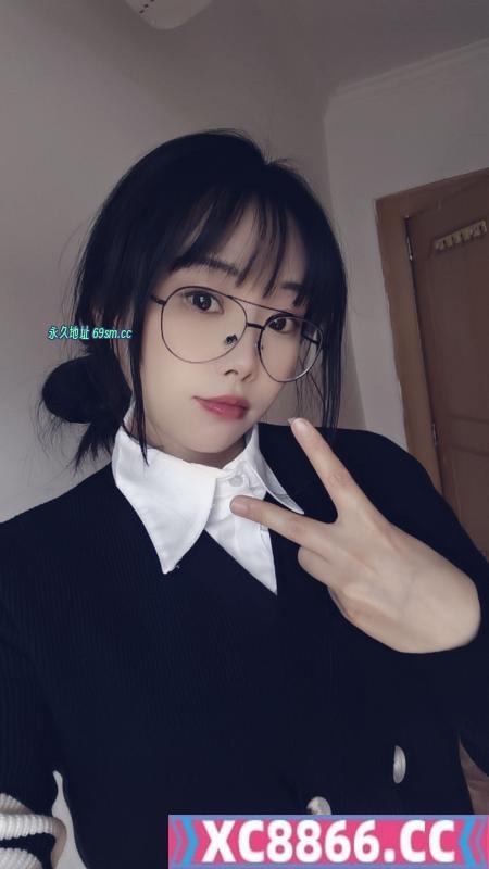 眼镜妹萌萌