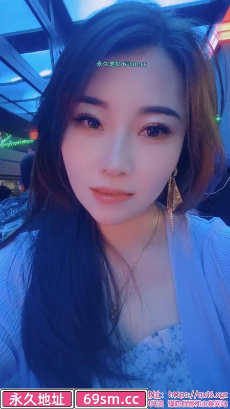 舌吻大胸妹