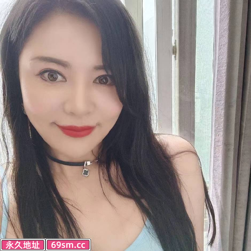 丝袜少妇身材不错
