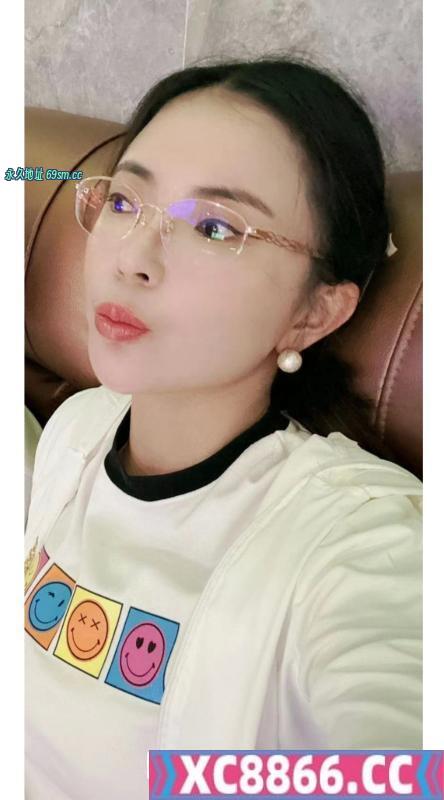 双飞眼镜儿妹妹和闺蜜
