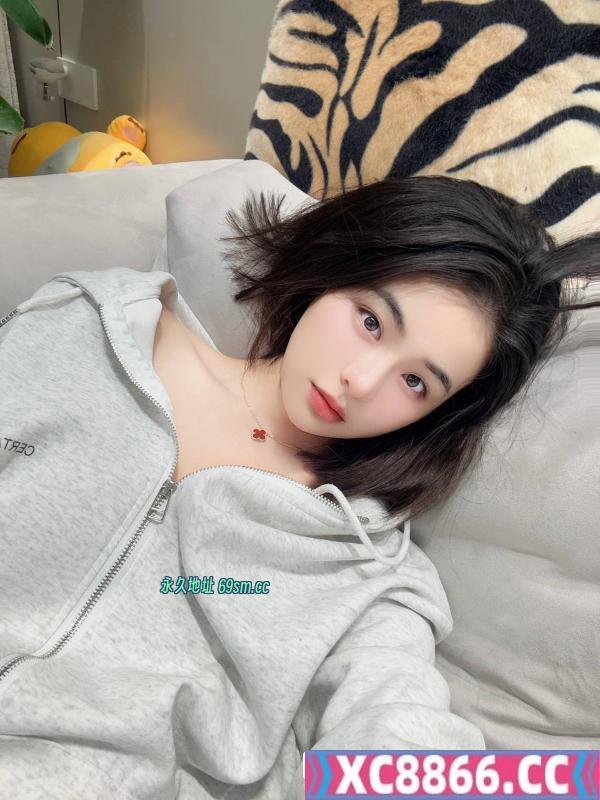 身材纤细短发御姐老师