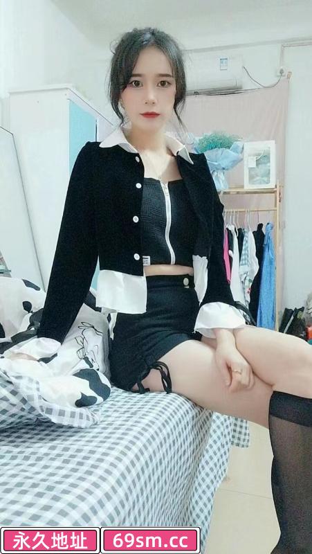 江岸长腿苗条嫩妹小雅
