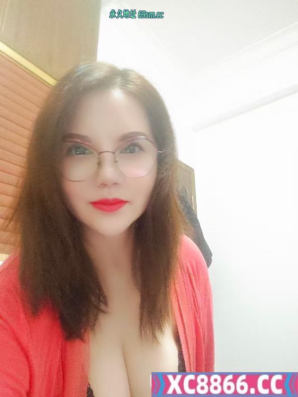 白云闷骚包臀熟女