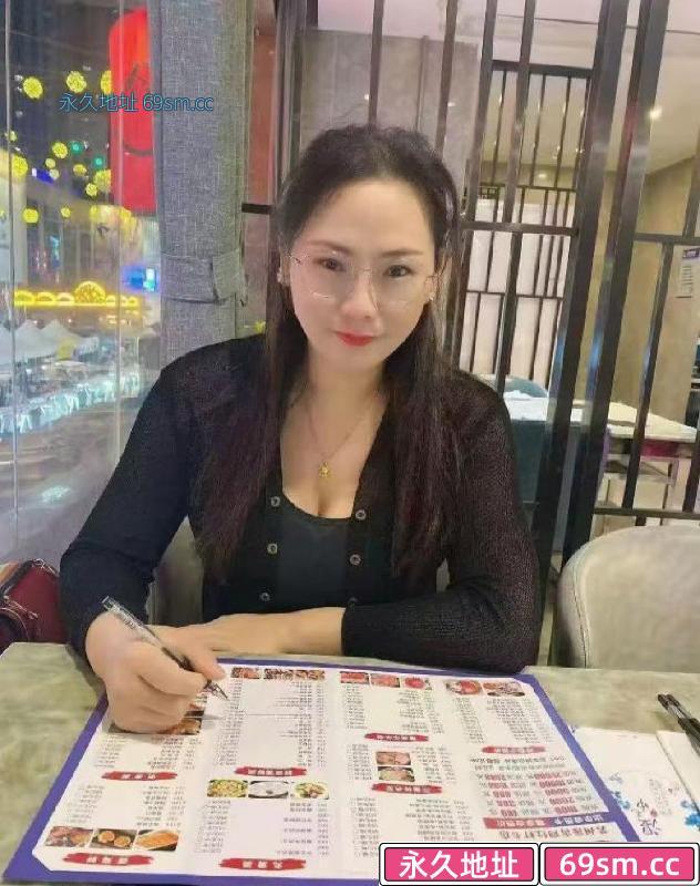 港龙城巨乳馒头姐