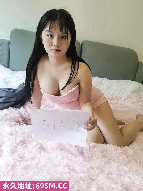 大胸肥臀的奔放小妹
