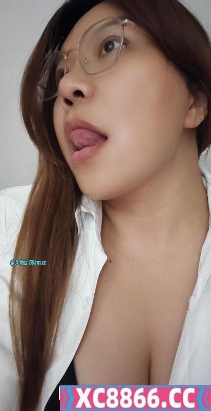 眼镜大波女