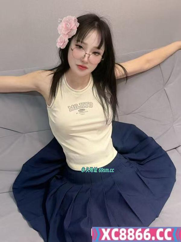 体验黑丝眼镜少妇