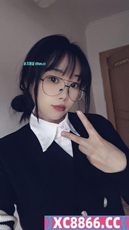 眼镜妹萌萌