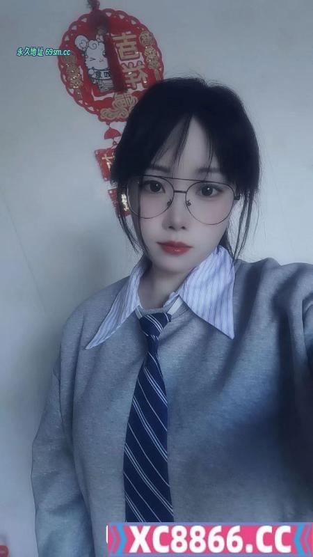 眼镜妹萌萌