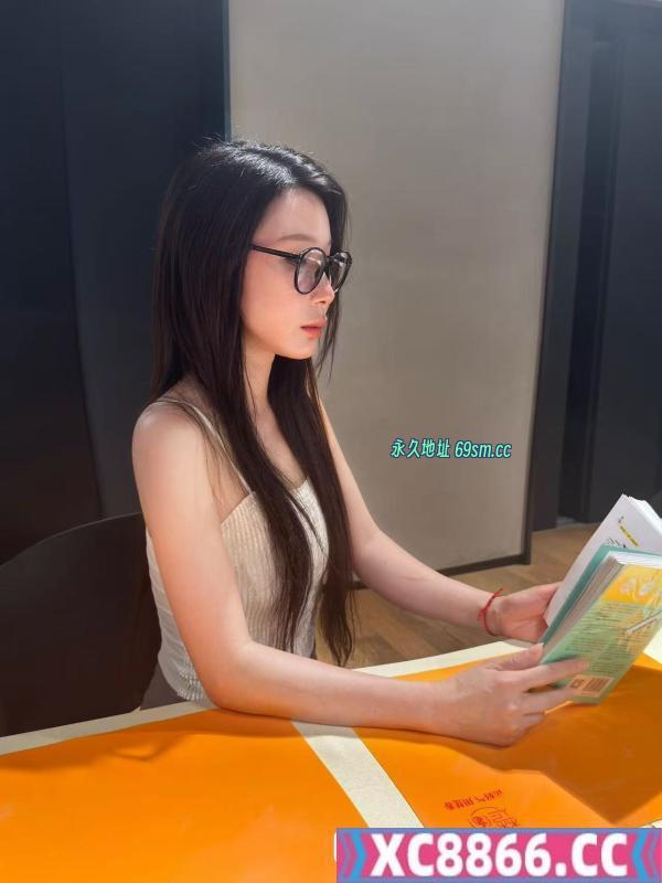 江岸小美女