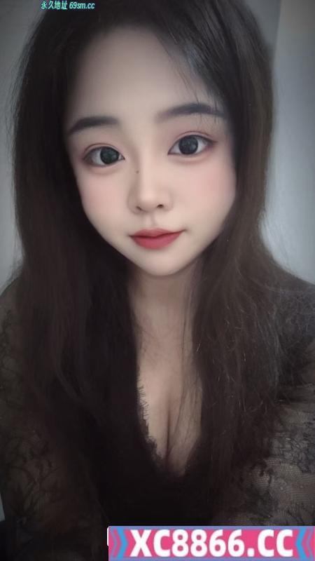 天桥大胸妹