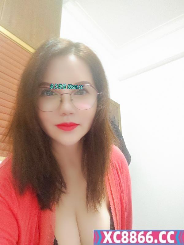 戴眼镜美少妇