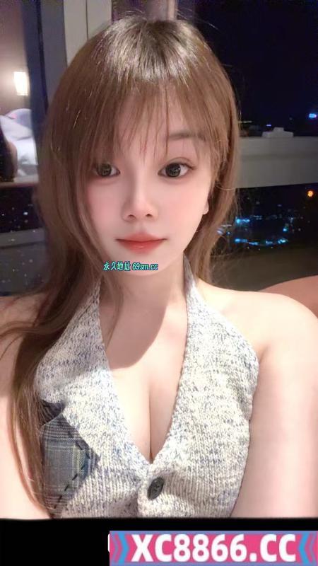 拥有E罩杯的苗条女