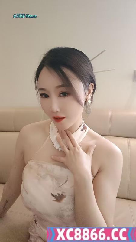 丝袜中出骚妹