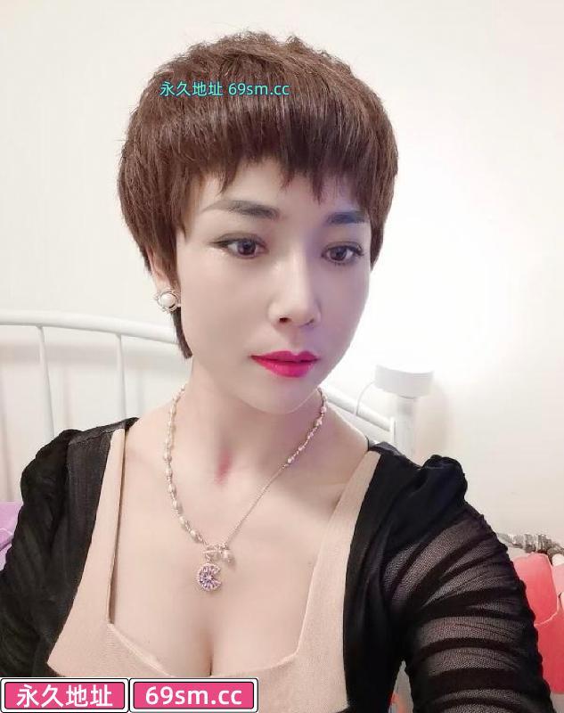 性感短发美少妇