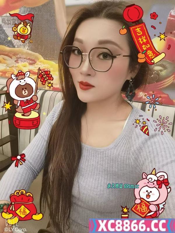 漂亮眼镜少妇