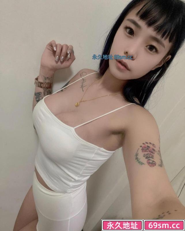 纹身水嫩小妹