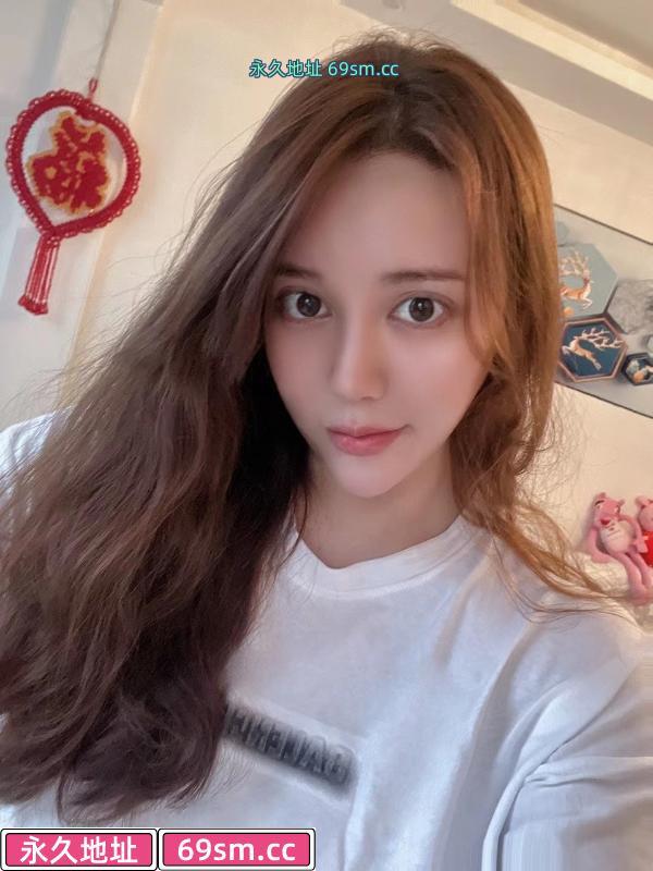 二刷雨花年轻美女