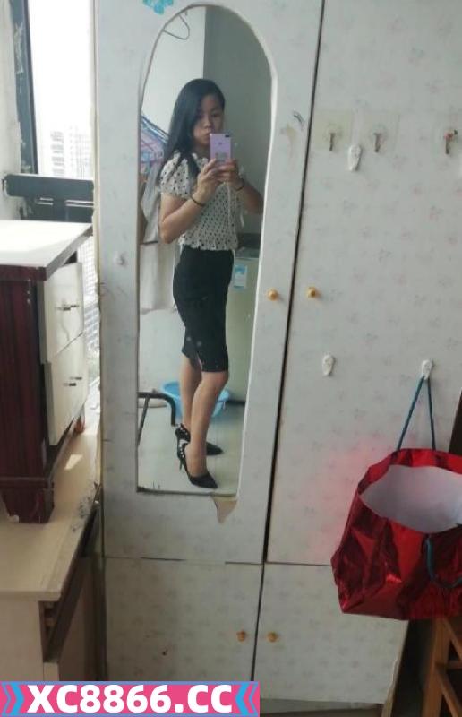 可以双飞的骚姐姐