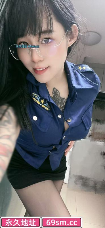 巨乳纹身妹