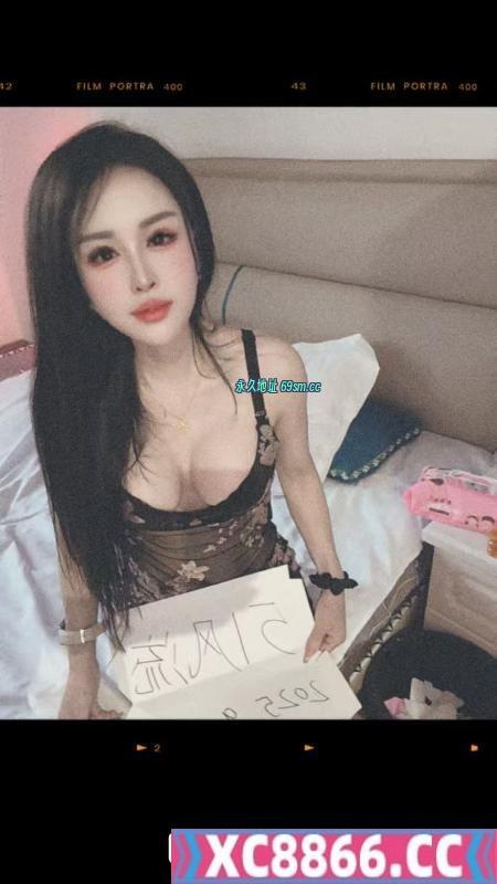 礼嘉肤白大胸少妇