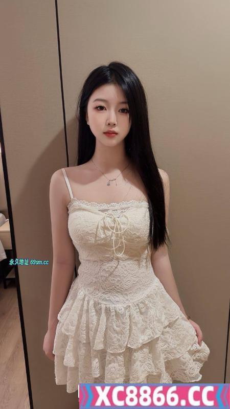 皮肤白嫩颜值嫩妹