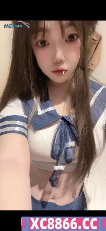 出击肤白小美眉
