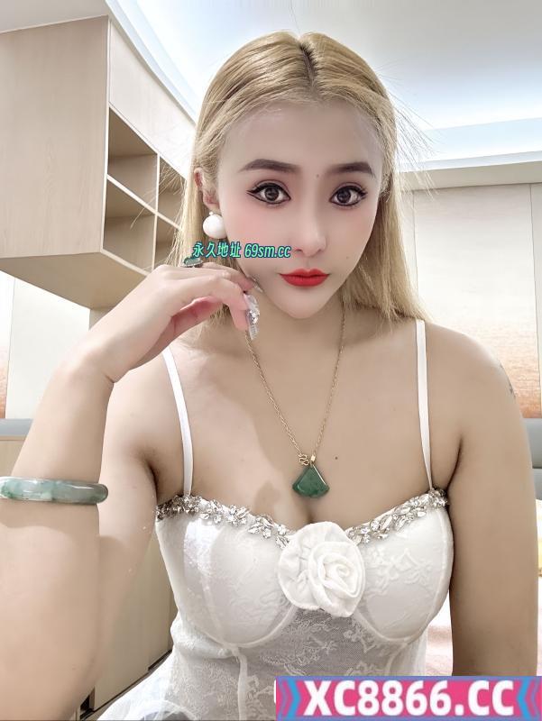 穿白睡衣的朵朵老师