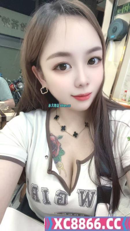 女友感舌吻御姐