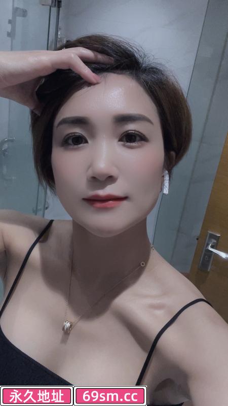 气质短发少妇