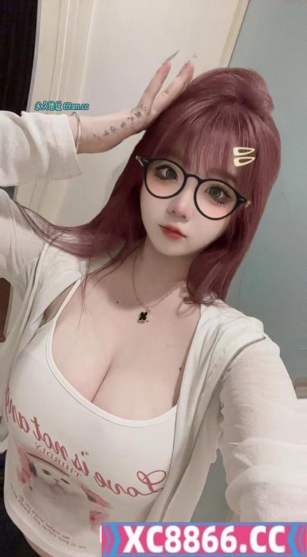 前凸后翘的小妖精