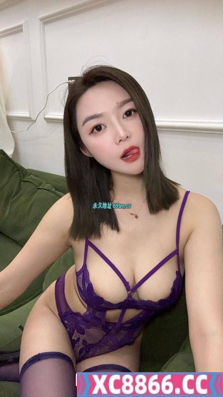 大胸舌吻妹可拍小视频