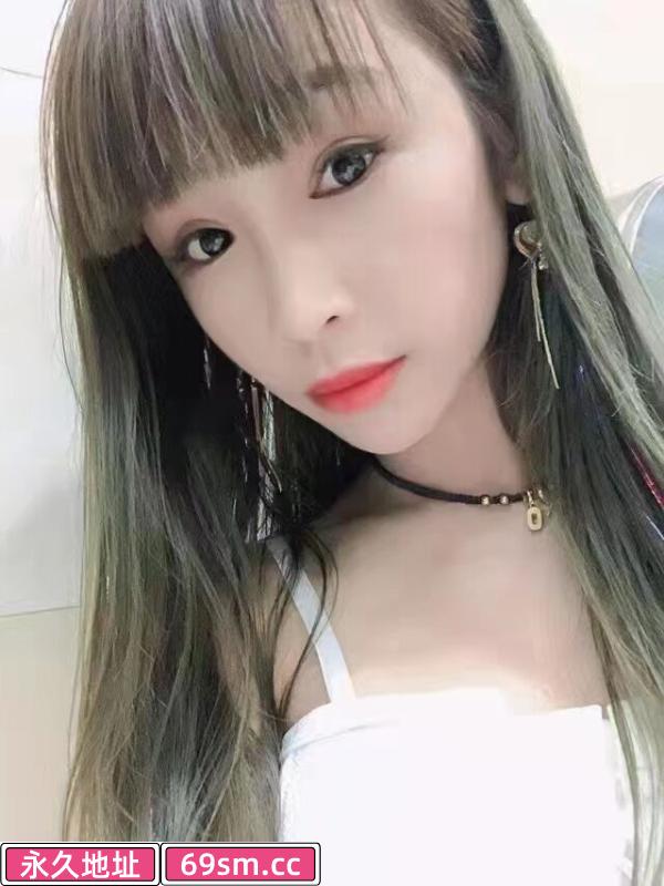 市中心娇小型美女