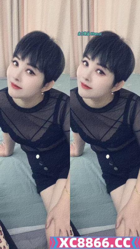 短发少妇