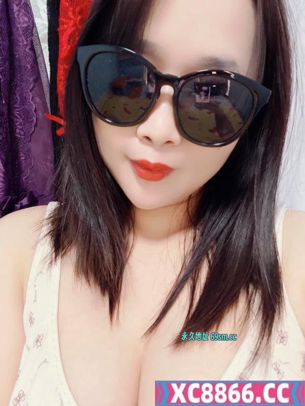 大胸肥臀小姐姐