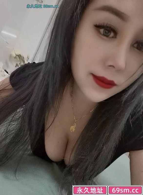 大胸服务型少妇