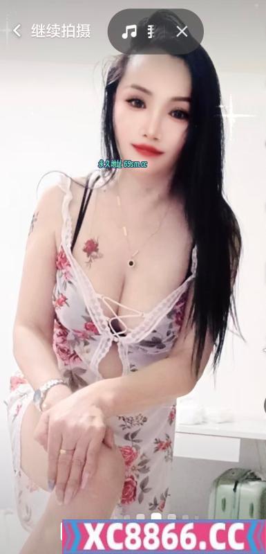 丰满身材大胸妹
