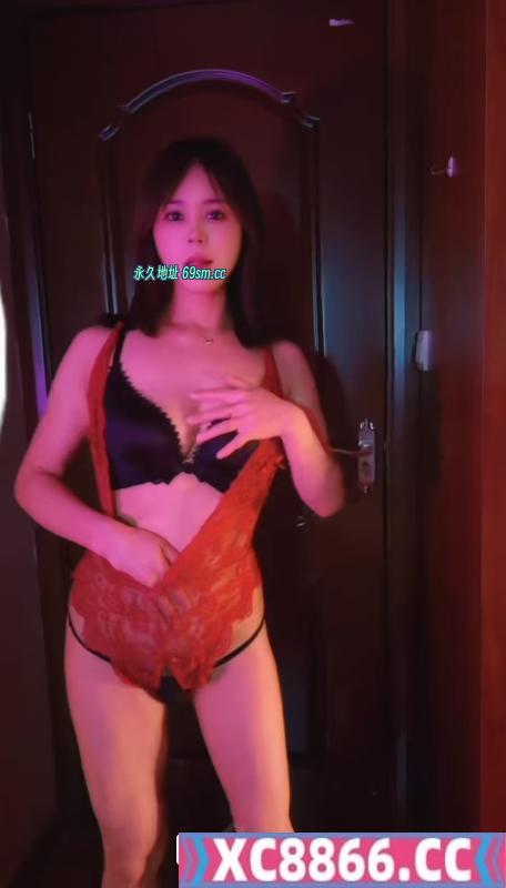 厕所后入大乳嫩妹