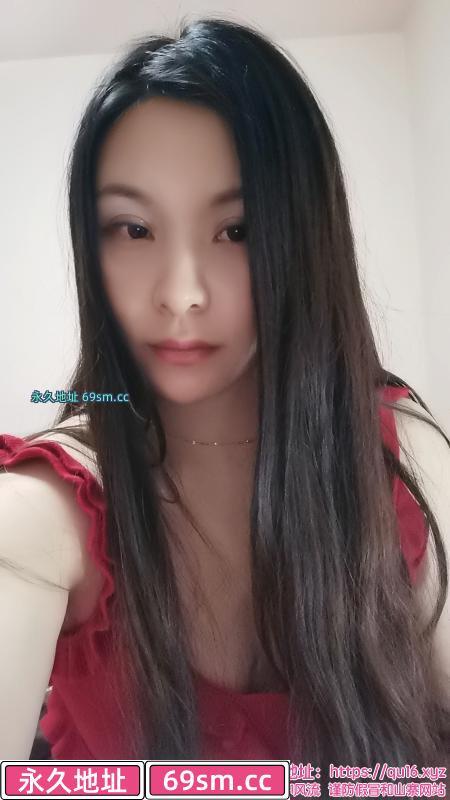 汉口火车站娇小女人
