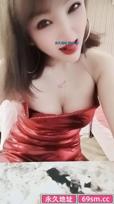 黑红制服少妇
