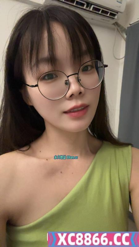 眼镜妹兼职诗诗