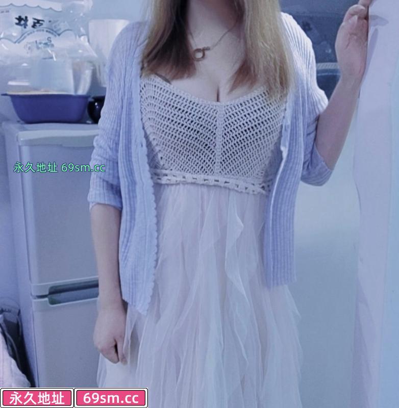 翻身站大胸泄火妹