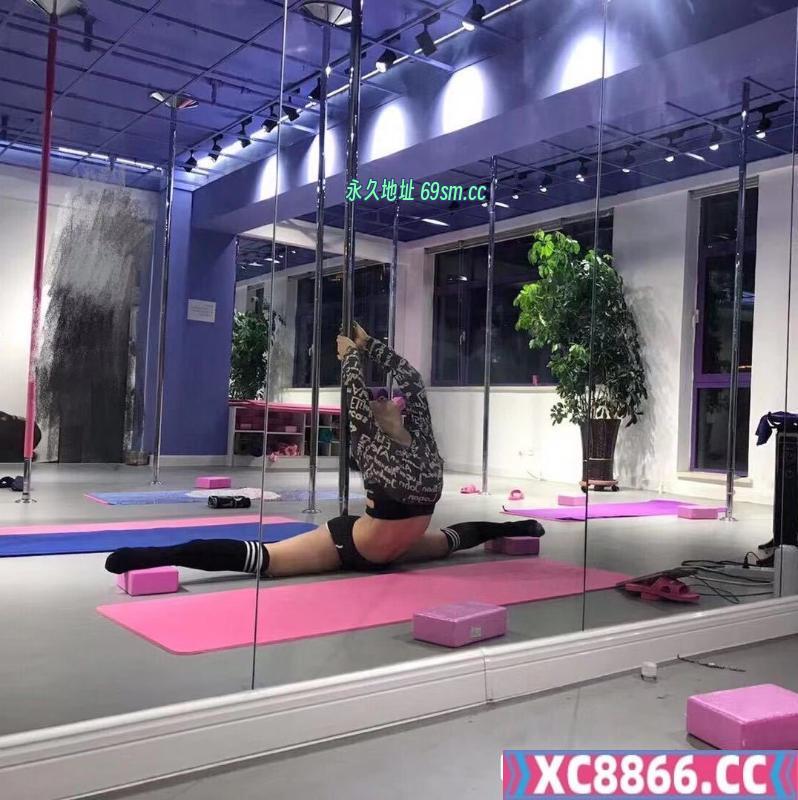 一字马女神蜜桃