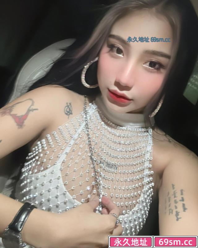大胸纹身小妹