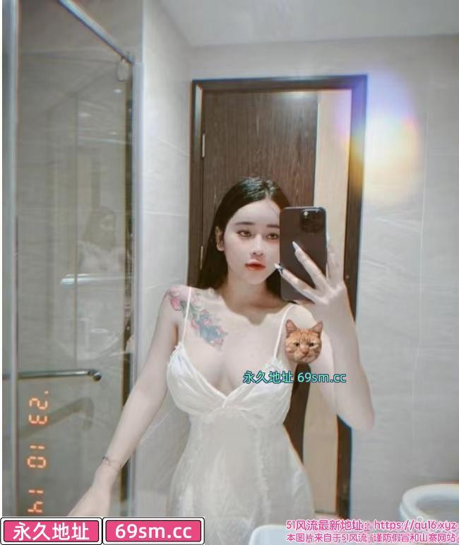 调皮可爱大胸萌妹