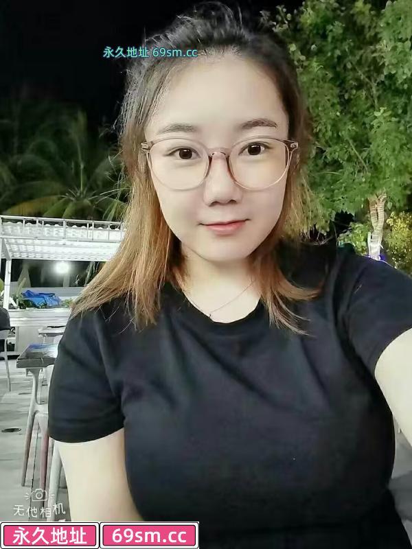 眼镜大胸妹
