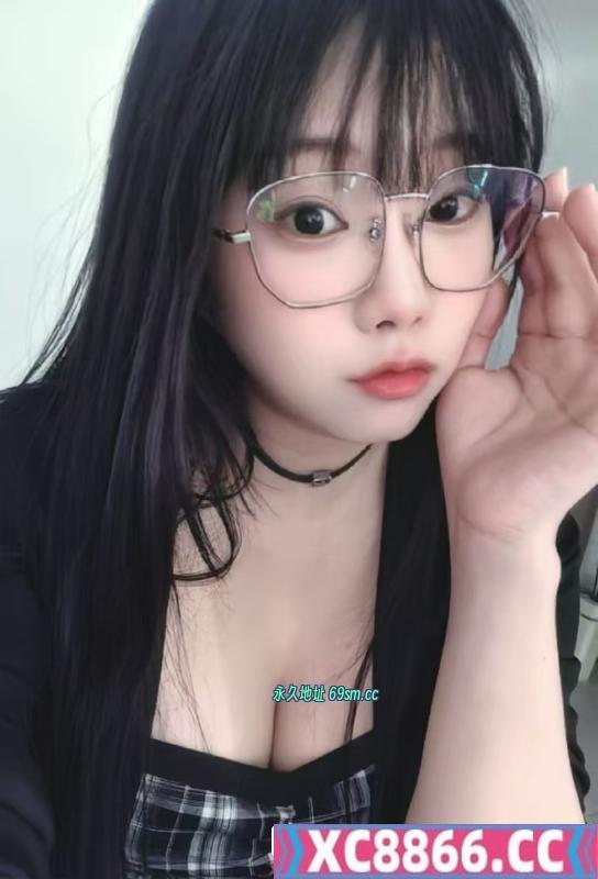 眼镜妹萌萌