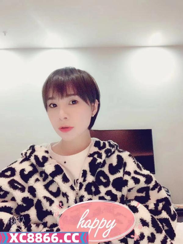 短发气质小姐姐